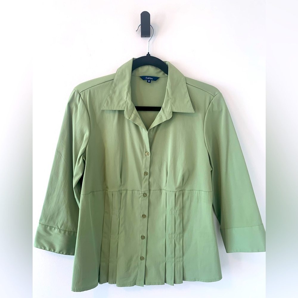 Reitmans Women’s Green Button-Up Blouse size M